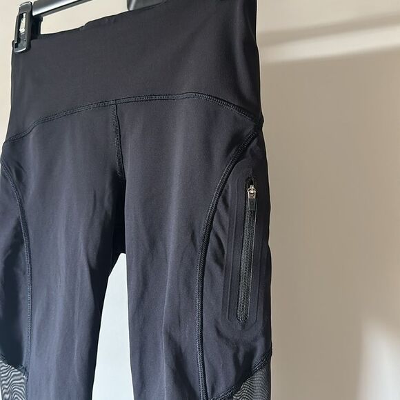 Like new sz 4 Lululemon Fast and Free black cropped leggings mesh side - Picture 3 of 11